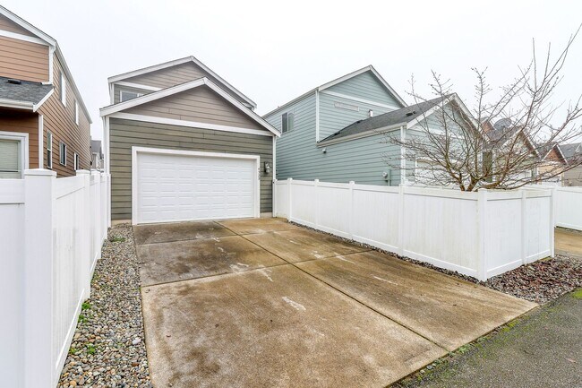 Building Photo - Beautiful Lacey Home with new paint and carpet in Popular Edgewater Community