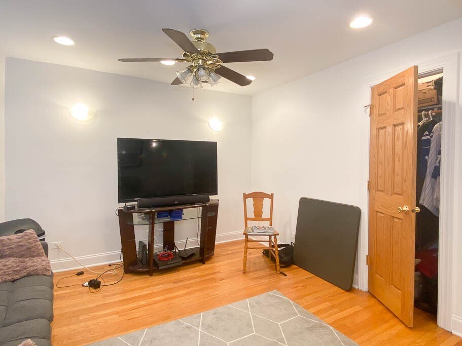 Building Photo - 922 W Addison St