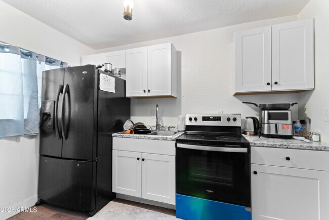 Building Photo - 5546 W Encanto Blvd