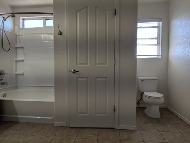 Building Photo - Northwest Beauty 3 Bedroom 3 Bath 2 Car garage