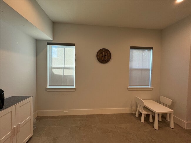Building Photo - 412 N Live Oak St