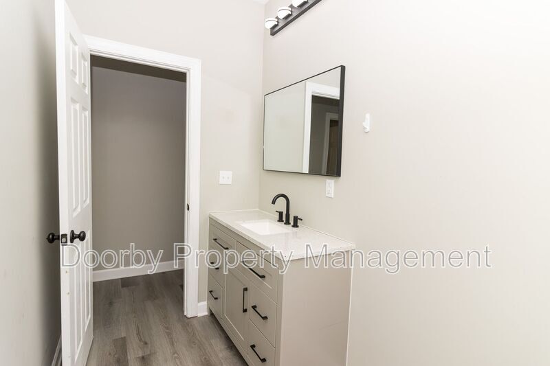 Building Photo - 18 Michigan Ln