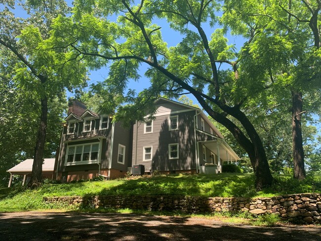 Building Photo - Large home with gorgeous views!