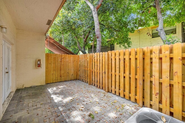 Building Photo - 3055 Riverside Dr