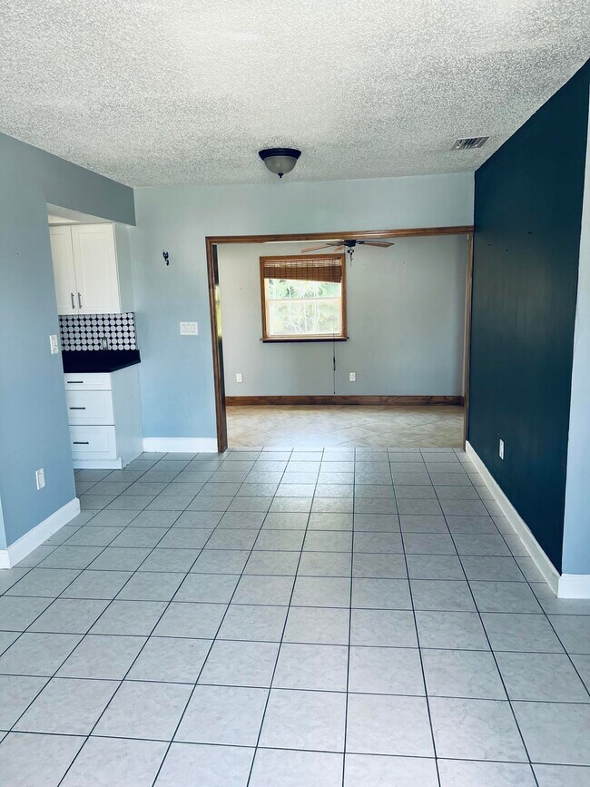 Building Photo - 274 NE Brunson Ct