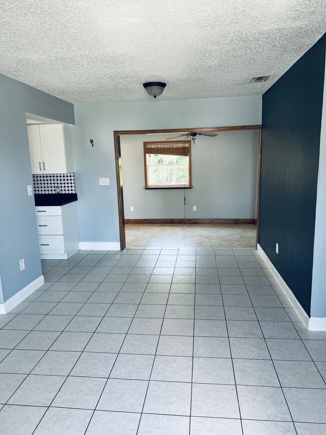 Building Photo - 274 NE Brunson Ct