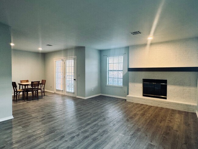 Building Photo - Beautifully Updated 2BR/2BA Condo in Gated Community – Modern Finishes & Pool Access