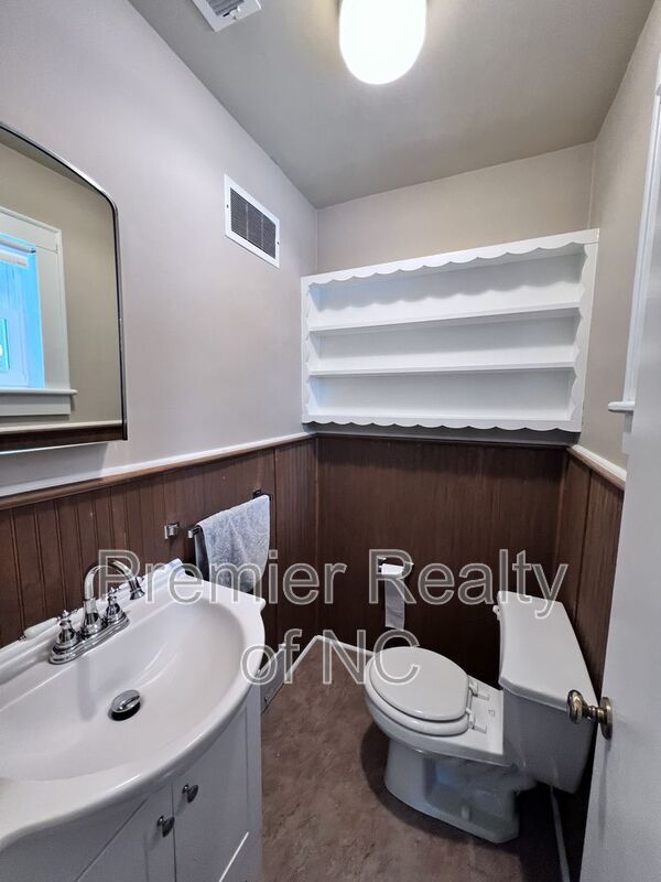 Building Photo - 412 S Main St