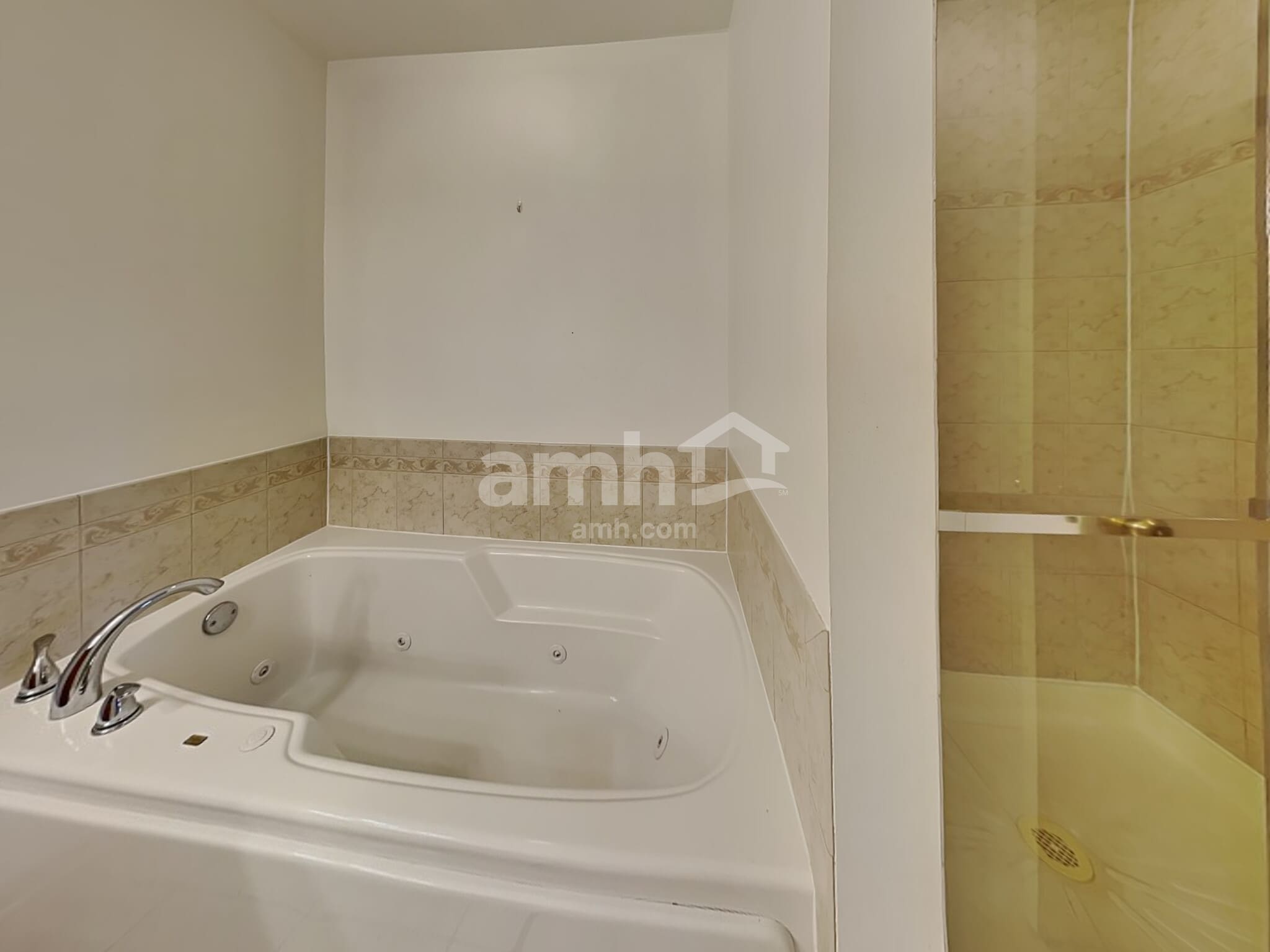 Building Photo - 576 N River St