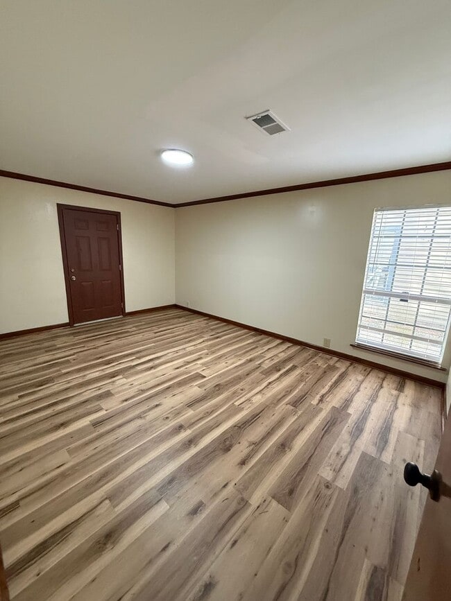 Building Photo - 3BD 2BA FLAT APARTMENT DOWNSTAIRS