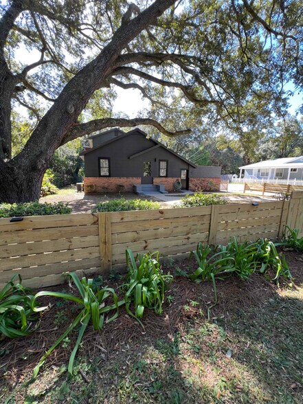 Building Photo - 531 Ditmar St