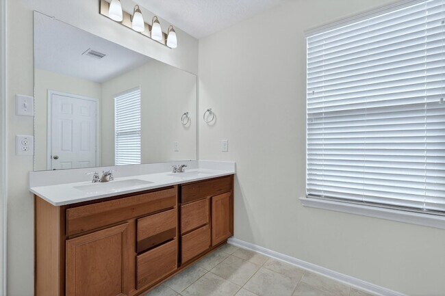 Building Photo - 3322 Nila Crk Dr