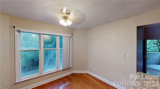 Building Photo - 427 W 8th St