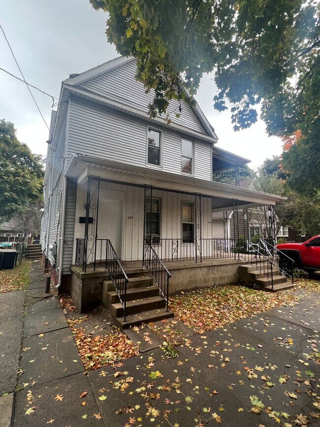 Building Photo - 1052 W 6th St