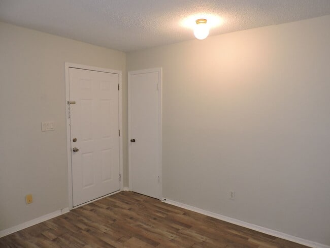 Building Photo - Great location in northeast Pensacola!