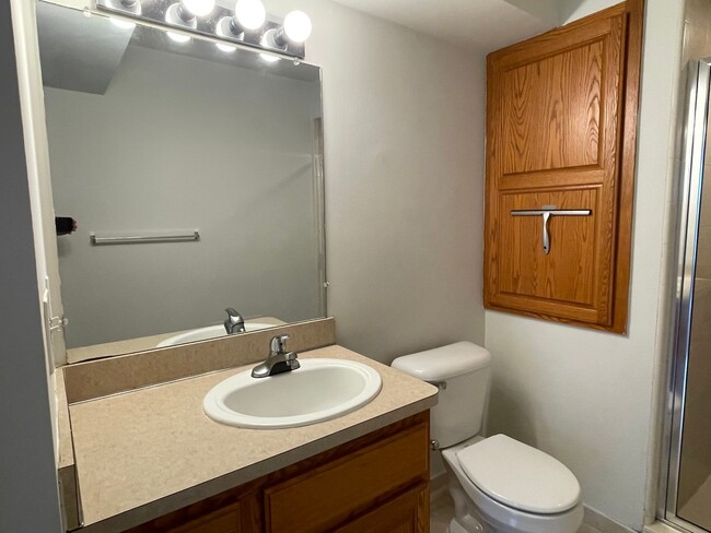 Building Photo - Shelby Township, 3-bedroom, 2-bath, Attach...