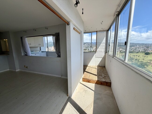 Building Photo - 2421 Ala Wai Blvd