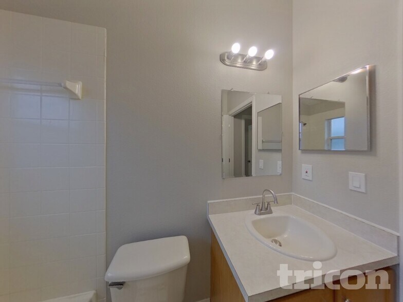 Building Photo - 1067 Stoneham Dr