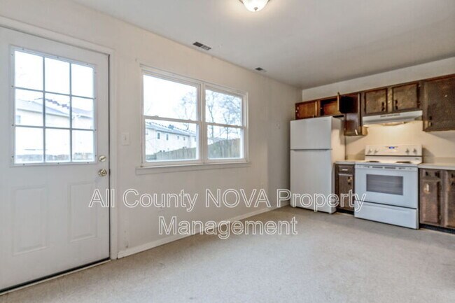 Building Photo - 906 Anvil Rd