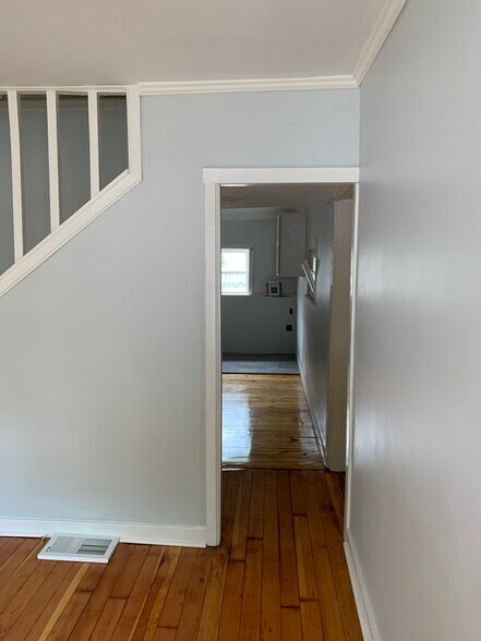 Building Photo - 32 Shaffner St