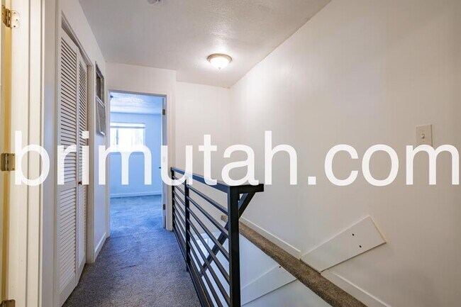 Building Photo - 2590 S 800 E