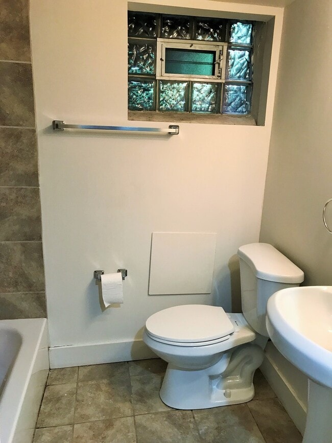 Building Photo - VERY NICELY DONE OAKLAND HOUSE AVAILABLE AUGUST 2026!