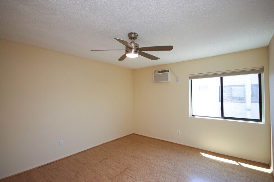 Building Photo - 874 S Marengo Ave