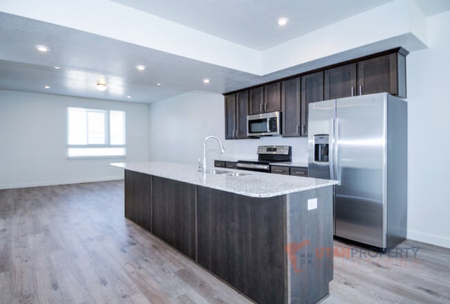 Building Photo - 1057 W 400 S