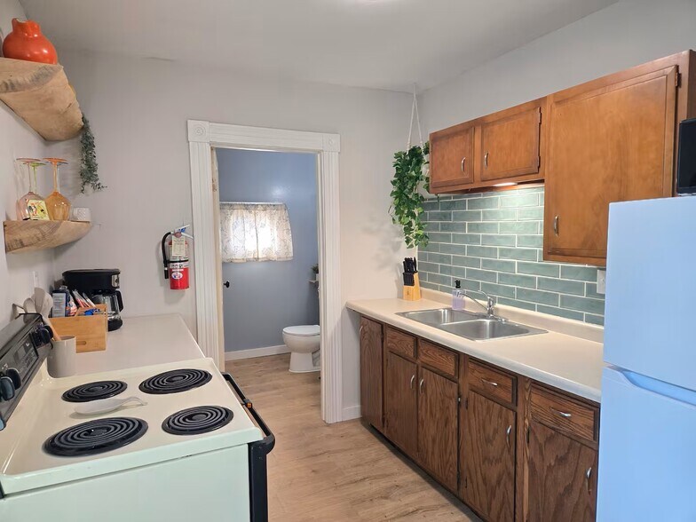 Building Photo - 1303 8th St E