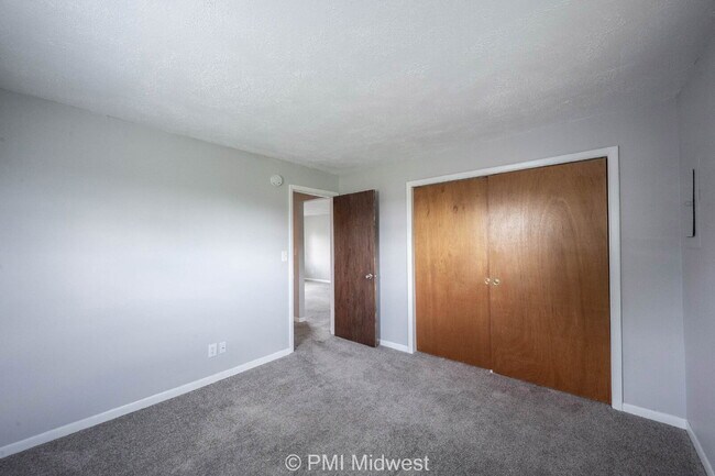 Building Photo - "Charming 2-Bedroom Retreat in the Heart of Shelbyville – Perfectly Cozy at 800 Sq Ft!"