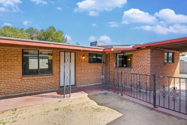 Building Photo - 1662 N Beverly Ave