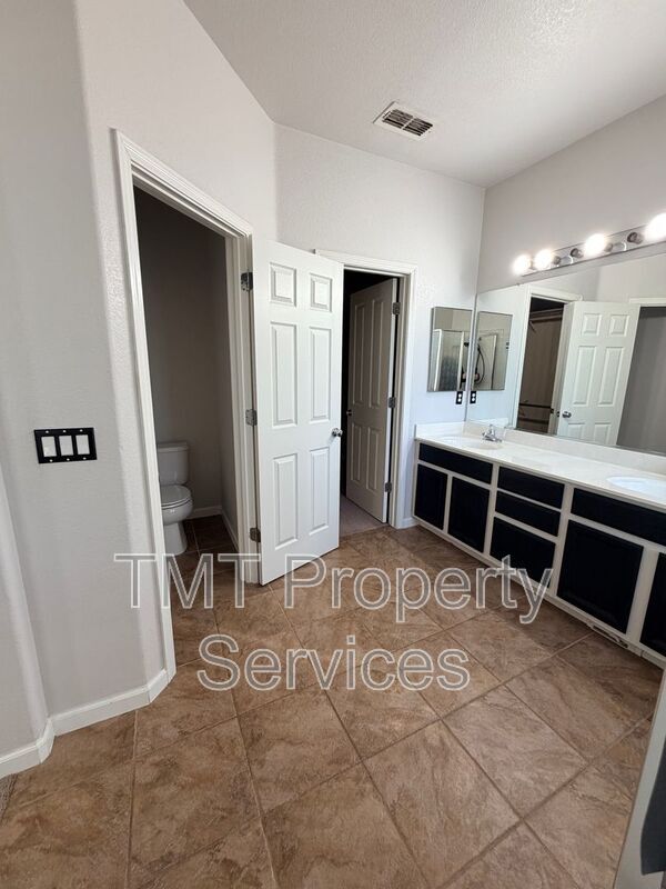 Building Photo - 10085 Mosaic Way