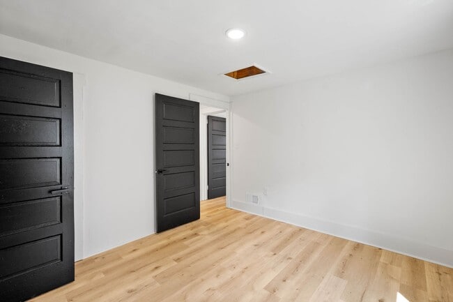 Building Photo - MOVE IN READY! FULLY RENOVATED 2-BEDROOM I...