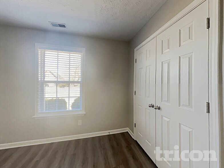 Building Photo - 901 Laramie Ct