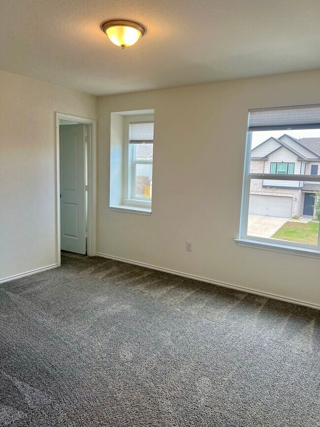 Building Photo - Large 5 Bedroom Home on Corner Lot