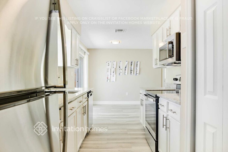 Building Photo - 3213 Sutton Dr