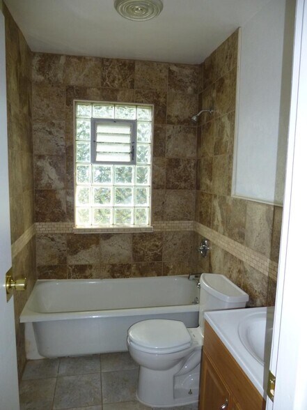 Building Photo - 940 Mirror St