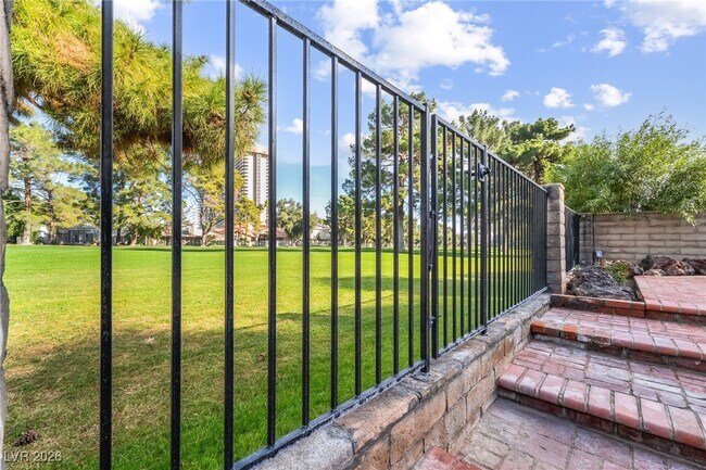 Building Photo - 968 Pinehurst Dr