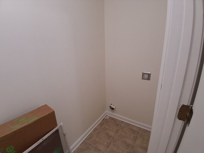 Building Photo - 3BD/2.5 BA Townhome