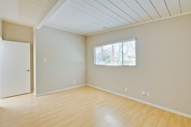 Building Photo - Nice Single Level Eichler Home in the Gree...