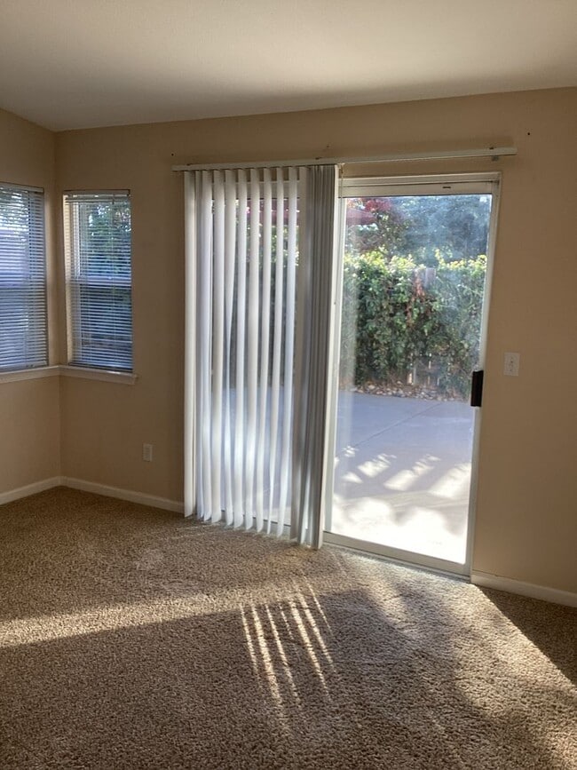 Building Photo - Northeast Single Story Home in River Oaks ...