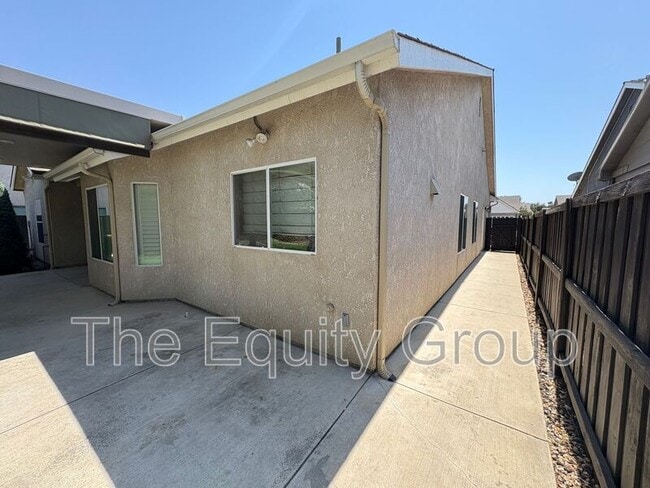 Building Photo - 6226 W Oak Ave