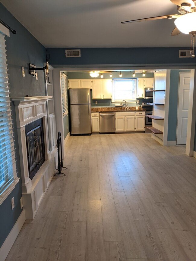 Building Photo - Bright and Open Floor Plan Across the Street from the Beach!