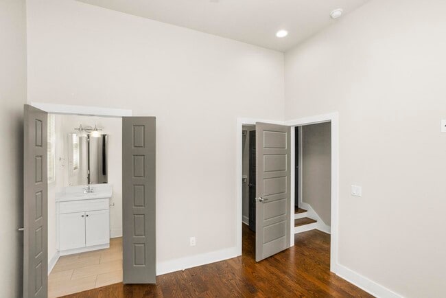 Building Photo - 942 Riverside Dr