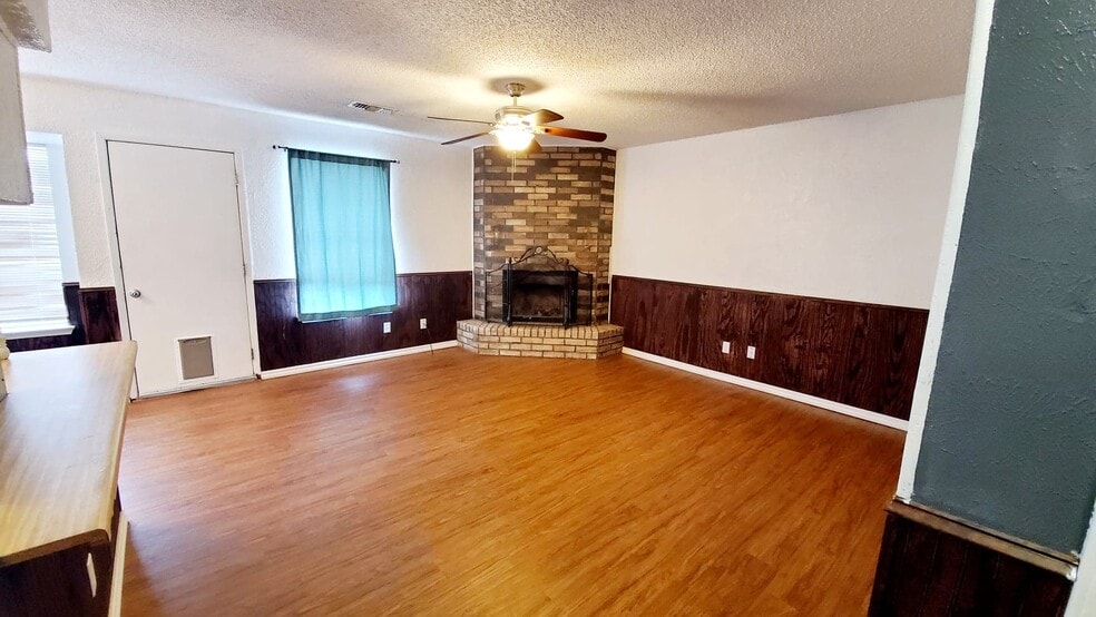 Building Photo - 4016 Eastridge Dr