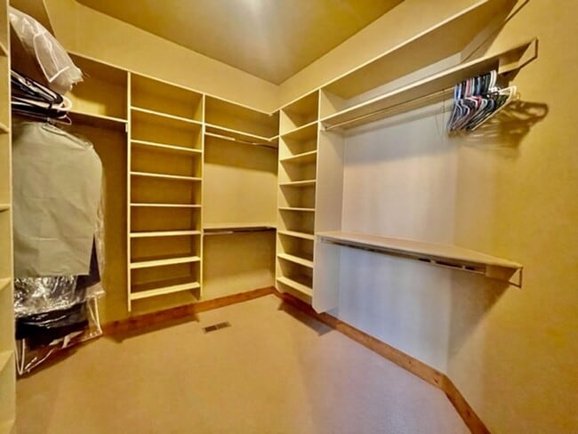 Building Photo - Beautiful Fully Furnished home in an Exclu...