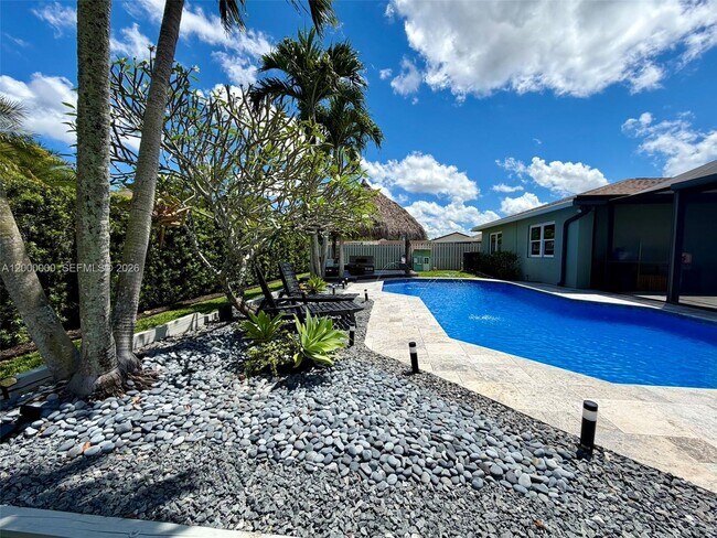 Building Photo - 5704 SW 116th Ave