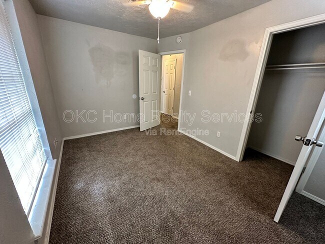 Building Photo - 8417 S Villa Ave