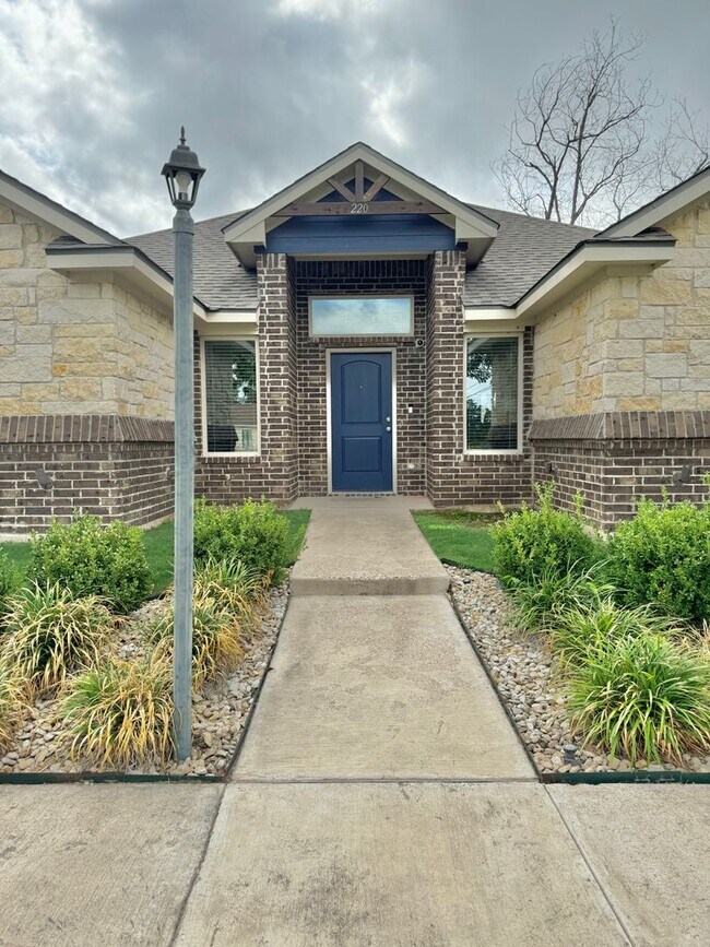 Building Photo - Contemporary 4/4.5 House in the Baylor Bub...