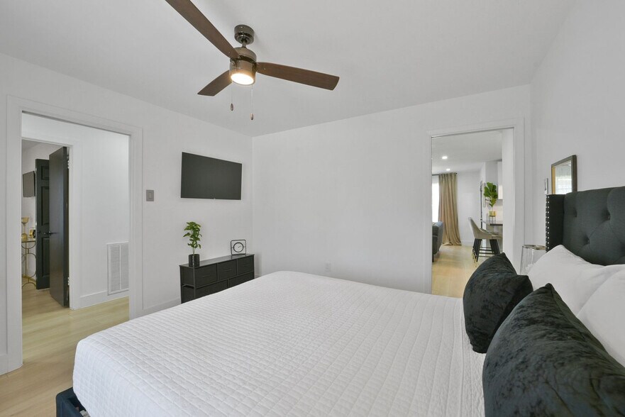 Building Photo - 5122 Hialeah Dr